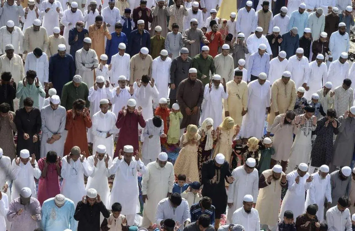 اقامه باشکوه نماز جماعت شیعیان شهر سکردو پاکستان+ فیلم
