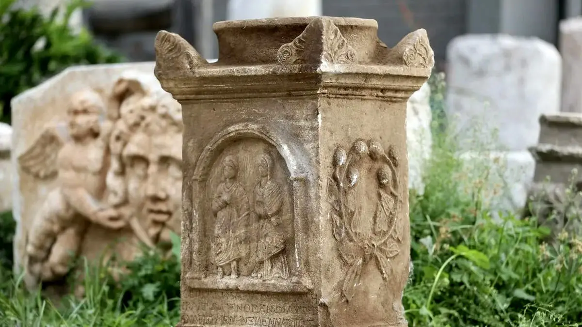 کشف سنگ‌قبر با نقش انسانی در موغلا + عکس