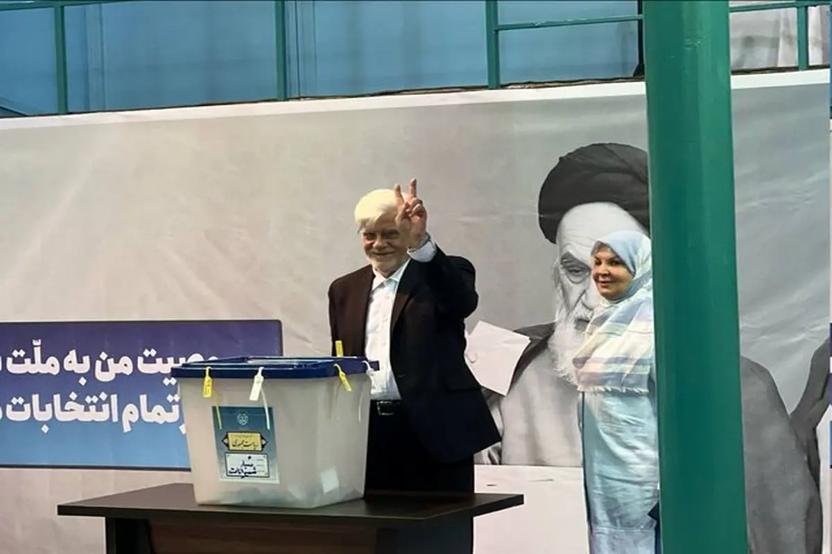 رای دادن محمدرضا عارف و همسرش در حسینیه جماران+ فیلم