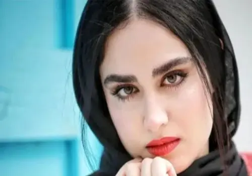 ژست معصومانه هانیه غلامی با حجاب کامل در یک امامزاده