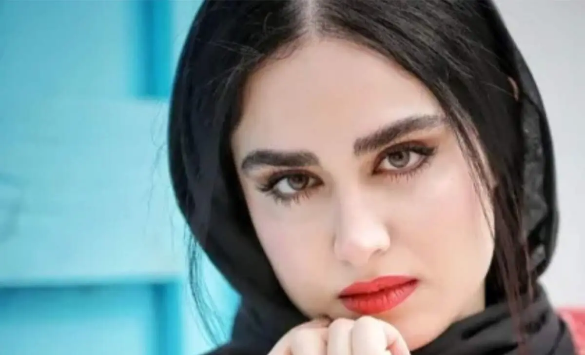ژست معصومانه هانیه غلامی با حجاب کامل در یک امامزاده