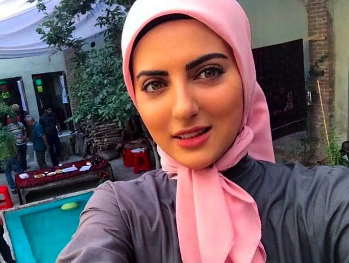 کیف‌ شبیه به حیوان و شال طلایی؛ امضای هلیا امامی در جشنواره ۲۵!