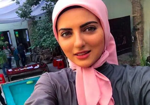 سلفی‌های پی‌درپی هلیا امامی در ماشین لاکچری‌اش خبرساز شد!