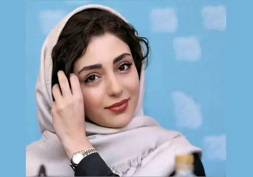 عکس‌های آتلیه‌ای هستی مهدوی‌فر با لباس گلدار
