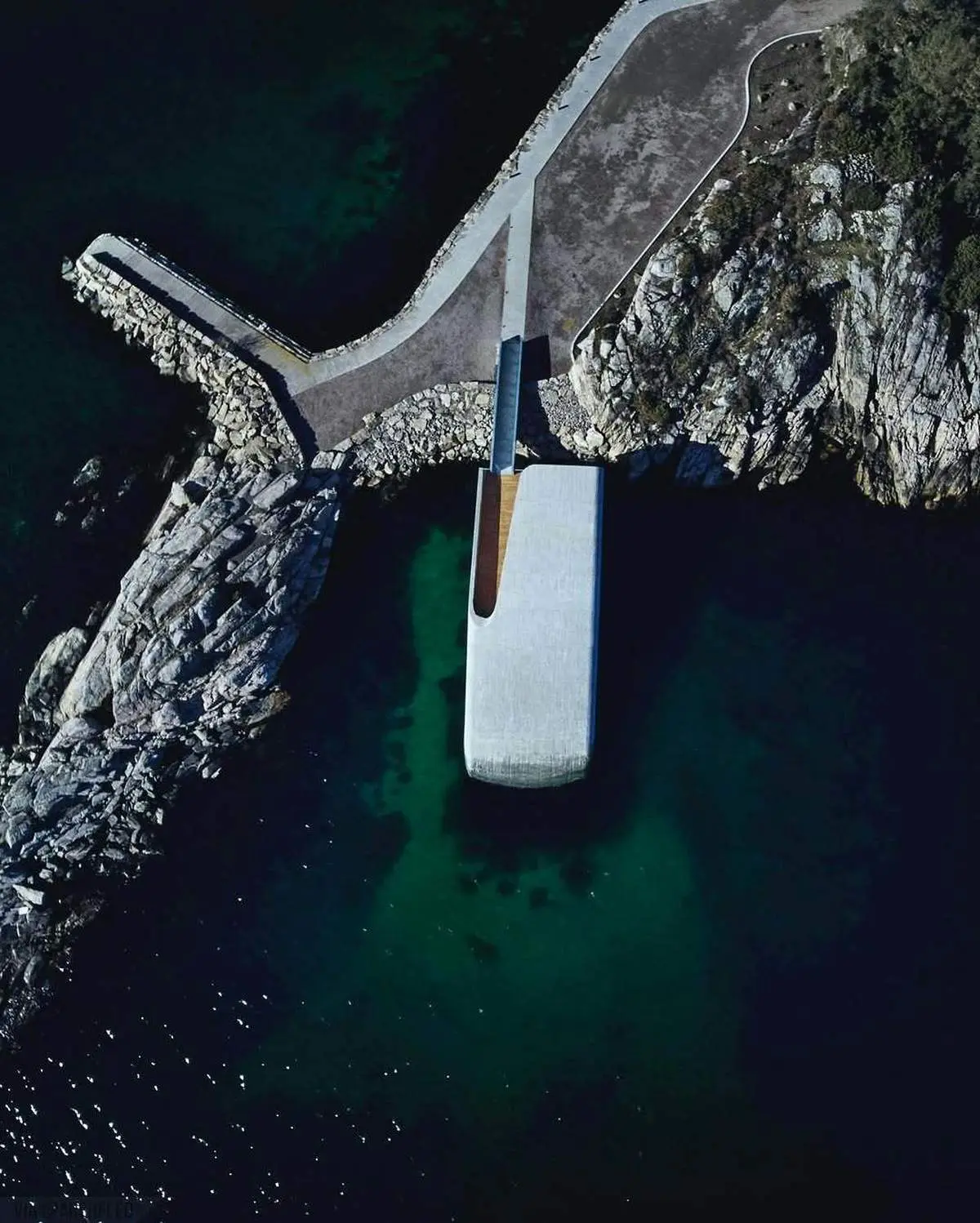 سفر به اعماق؛ تصاویر جذاب و دیدنی رستوران زیرآبی اروپا + عکس

