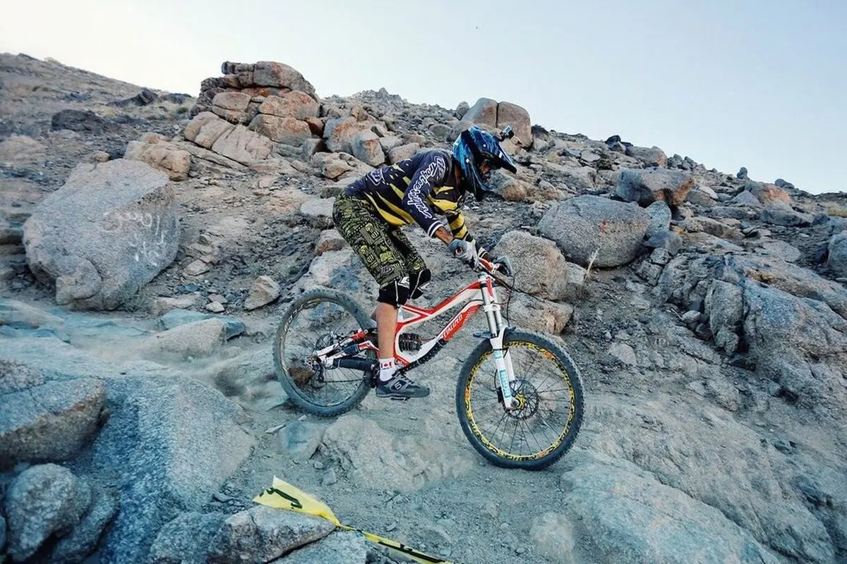 دوچرخه سواری ترسناک در میان کوه های خطرناک+ فیلم
