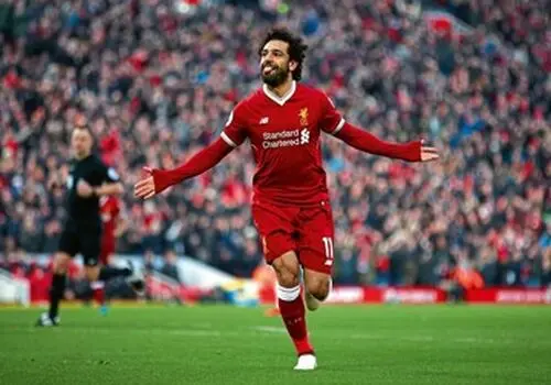 محمد صلاح با استایل جدید روی دست رونالدو بلند شد+ عکس