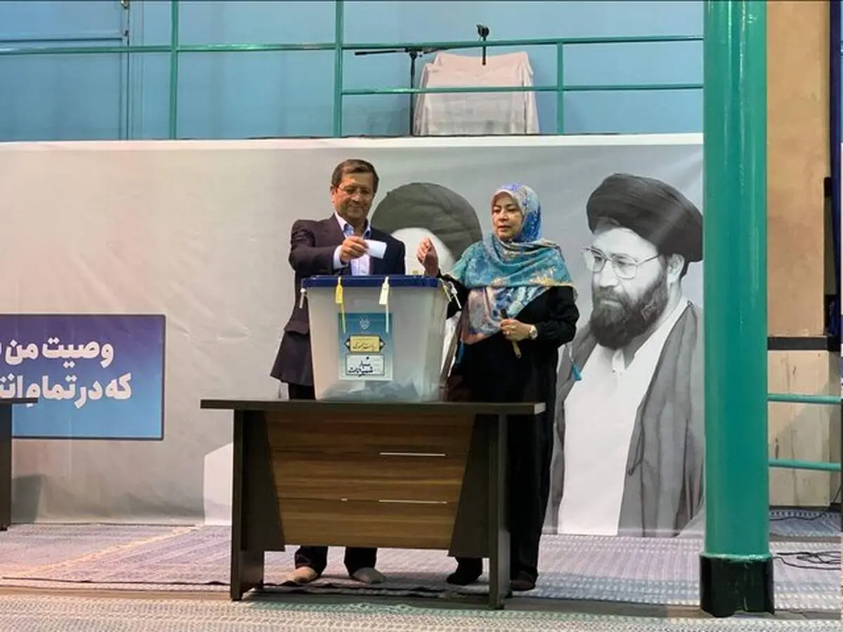 حضور همتی و همسرش در صف رای‌دهندگان+ فیلم