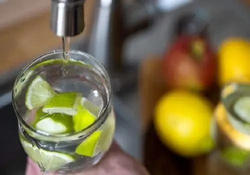 آیا آب با لیمو به کاهش وزن کمک می‌کند؟
