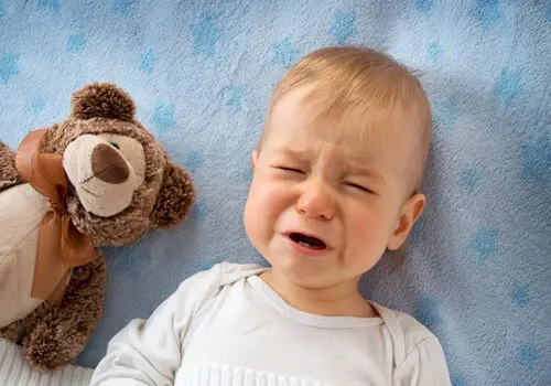 چرا نباید با هر گریه به نوزاد شیر داد؟ راز گریه‌های نوزاد را بدانید