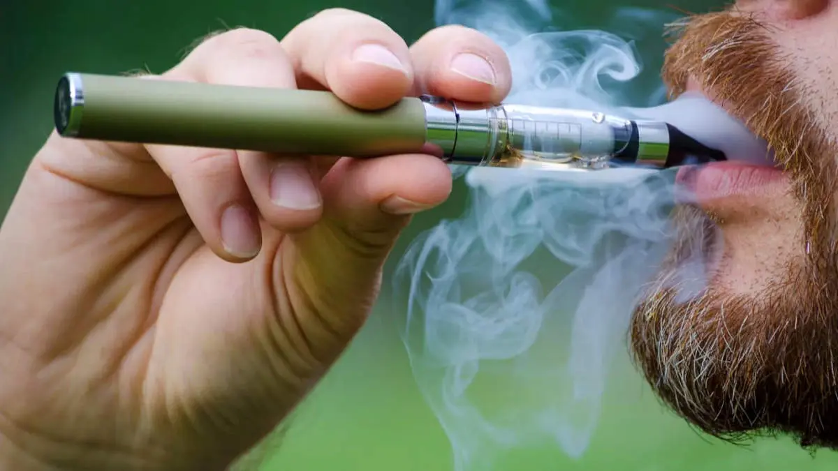 لحظه انفجار سیگار الکترونیکی مقابل کودک خردسال + فیلم