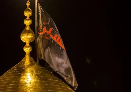 اهتزاز پرچم عزای حرم امام حسین(ع) در آغاز ماه محرم+ فیلم

