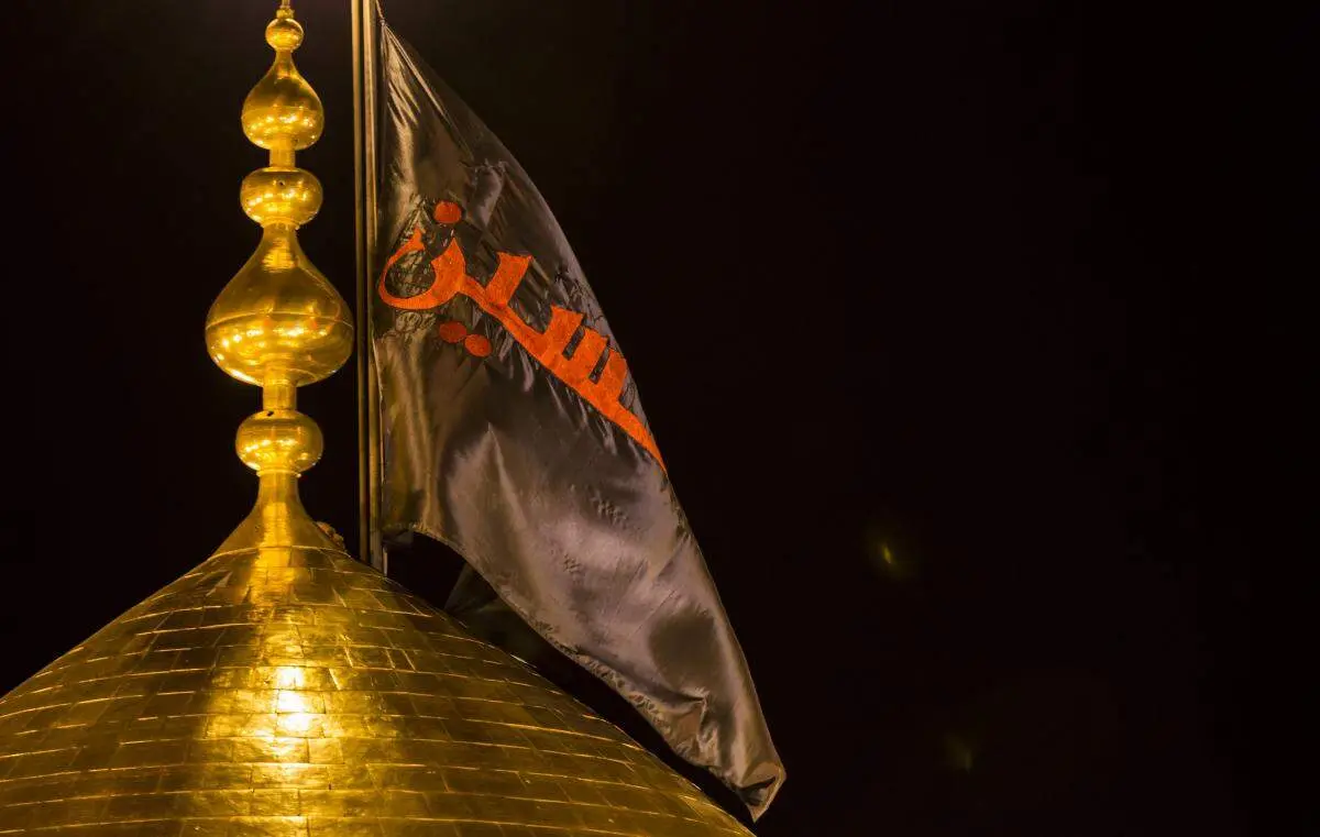 اهتزاز پرچم عزای حرم امام حسین(ع) در آغاز ماه محرم+ فیلم
