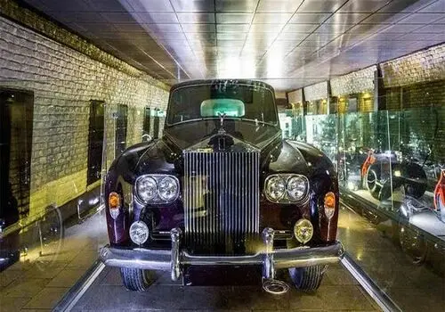 «همسر سوم رضاخان در کنار عروس و پسر بزرگ اش»؛ سال 57 