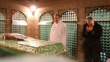 لحظاتی از دیدار شهید آیت الله رئیسی با سپهبد شهید سلیمانی در حرم مطهر رضوی+ فیلم