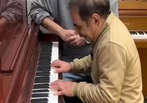 قابی از عمو رشید در کنار بازیگر مشهور حریم سلطان