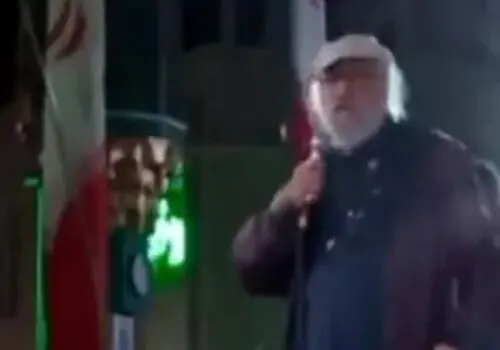 حضور داریوش ارجمند در روز چهلم رهبر شهید در حرم امام رضا(ع) + فیلم