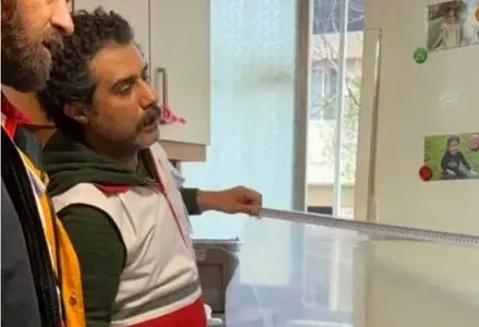 تصاویری از حضور بازیگر گاندو در جمع امدادگران