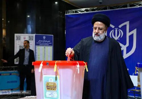 عکسی از دیدار استاندار خراسان رضوی با مادر ابراهیم رییسی
