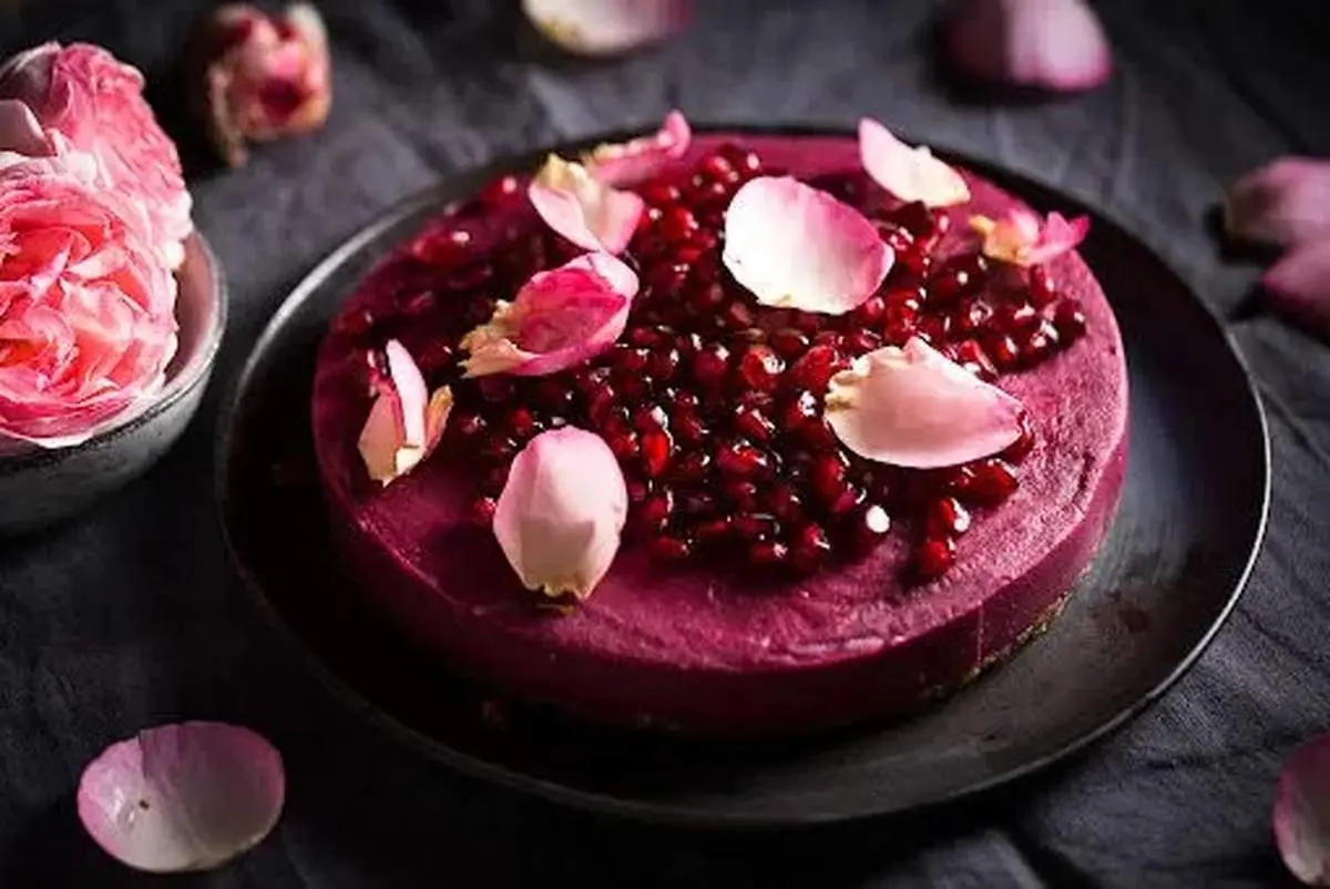 کیک انار با سس مخصوص؛ انتخابی خوش‌رنگ برای شب یلدا

