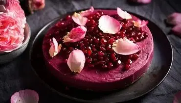 کیک انار با سس مخصوص؛ انتخابی خوش‌رنگ برای شب یلدا

