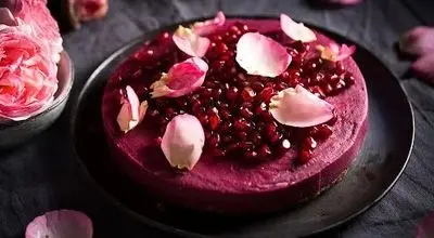 کیک انار با سس مخصوص؛ انتخابی خوش‌رنگ برای شب یلدا

