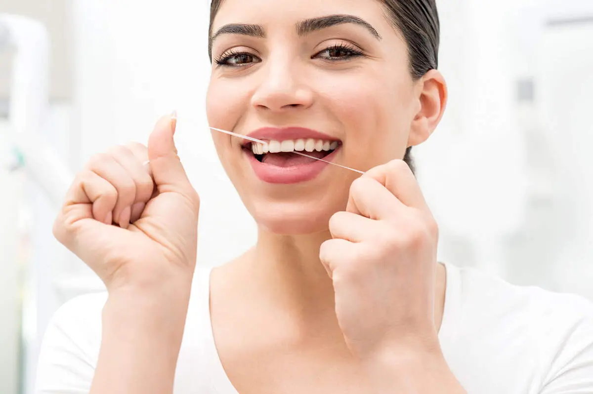 چه زمانی نخ دندان بیشترین اثر را دارد؟

