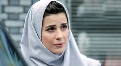 استایل سارا بهرامی «بازیگر فیلم هزارپا» در جشنواره ۲۵؛ از گل‌سینه تا کفش و شال هم‌رنگ!