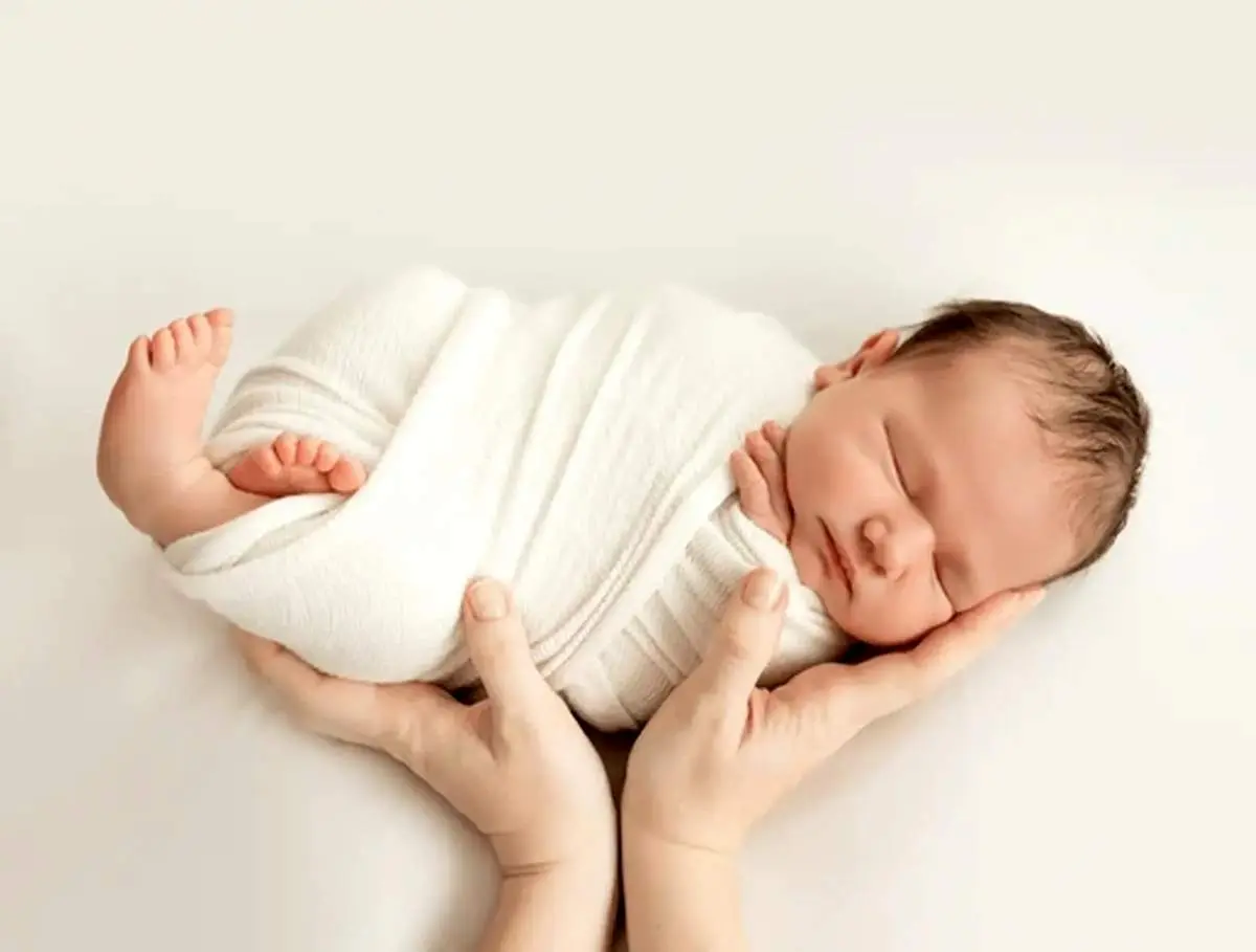 چرا نوزادان را قنداق میکنیم؟/قنداق کردن چه خطراتی دارد؟