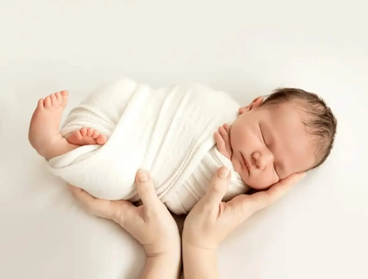 چرا نوزادان را قنداق میکنیم؟/قنداق کردن چه خطراتی دارد؟
