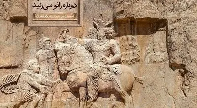 مجسمه‌ای متفاوت در قلب تهران | «زانو زنندگان برابر ایران» به میدان انقلاب آمد