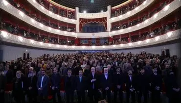 خوشحالی تماشایی و  دسته جمعی بازیگران مطرح در سالن فجر به هنگام گل دوم ایران+فیلم