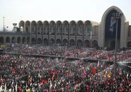 فرانس ۲۴: جمعیت عظیمی از سوگواران در مراسم تشییع رهبر شهید ایران حضور دارند