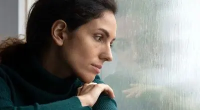 نبرد با "غم پاییزی": ۶ گام علمی برای غلبه بر افسردگی فصلی!