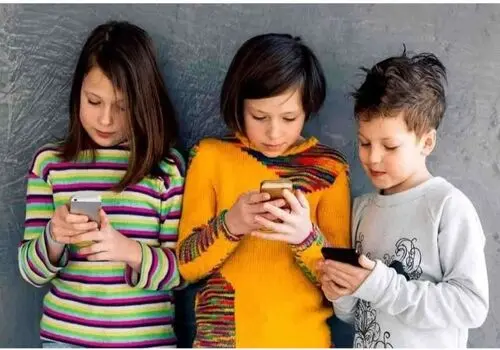 گوشی هوشمند چه بلایی سر مغز کودکان می‌آورد؟
