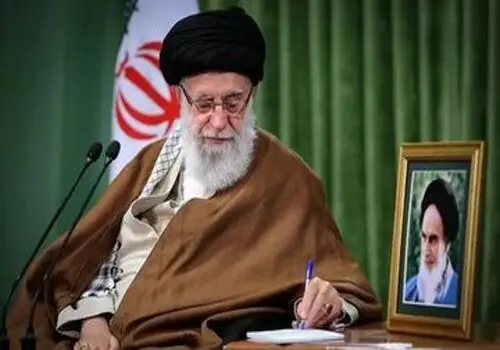 تصویری متفاوت از رهبر انقلاب در شیراز