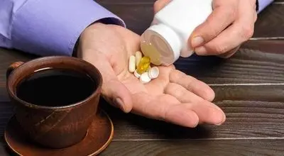 باورهای اشتباه درباره خوردن دارو با چای و قهوه
