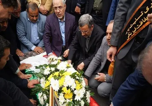 عکسی زیرخاکی از دوران جوانی احمدی‌نژاد و فرزندانش