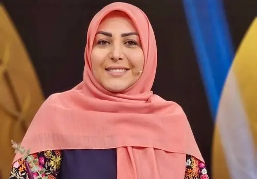 ژست خندان المیرا شریفی‌مقدم در کنار یک شتر