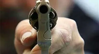 لحظه شلیک دانش‌آموز ۱۲ ساله به سمت مدیر مدرسه با تفنگ! +ویدئو

