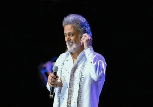 عکس بازیگر زیر آسمان شهر در کنار داریوش اقبالی