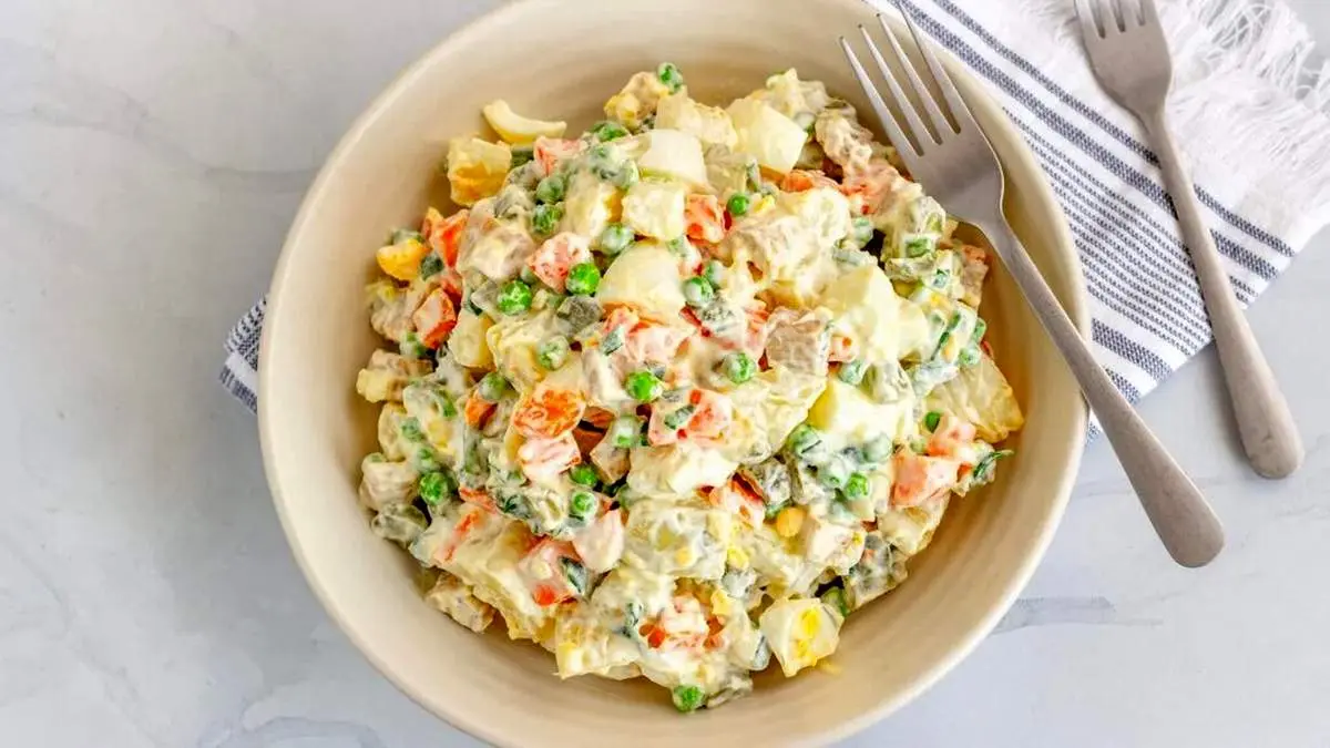 راهکارهای خوشمزه‌تر شدن سالاد الویه؛ از رفع بوی مرغ تا جلوگیری از چسبندگی

