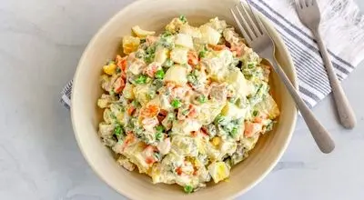 راهکارهای خوشمزه‌تر شدن سالاد الویه؛ از رفع بوی مرغ تا جلوگیری از چسبندگی

