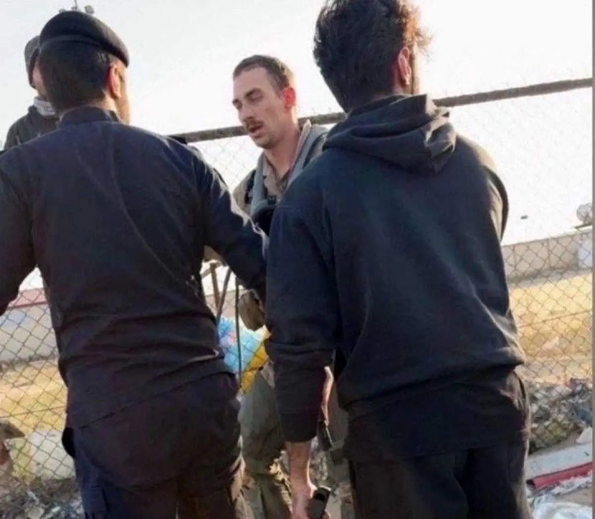 
تحویل خلبان آمریکایی به نیروهای امنیتی کویت 