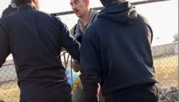 
تحویل خلبان آمریکایی به نیروهای امنیتی کویت 