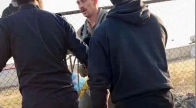 
تحویل خلبان آمریکایی به نیروهای امنیتی کویت 