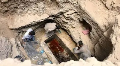 کشف آرامگاه ۱۵۰۰ ساله زنی با کفش‌های طلایی + عکس