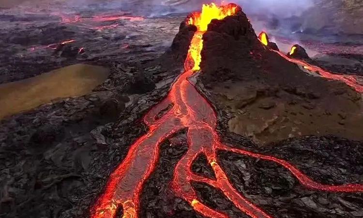 فوران شدید و پرواز گدازه‌ها در کیلاویا + فیلم