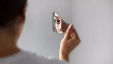 
۱۰ رفتار افرادی که عزت نفس پایینی دارند

