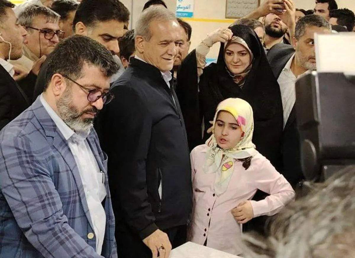حضور پزشکیان در این بیمارستان تهران برای شرکت در انتخابات+عکس